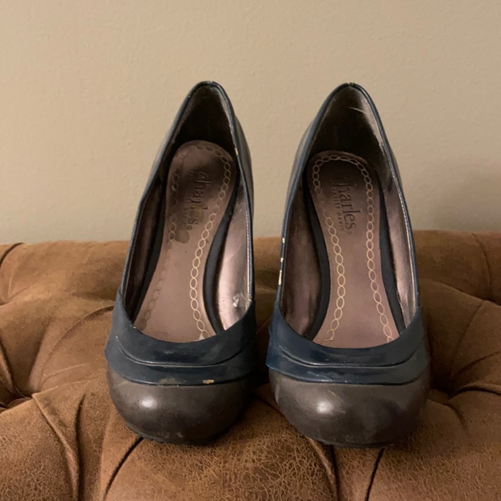 Blue and gray round toe pumps